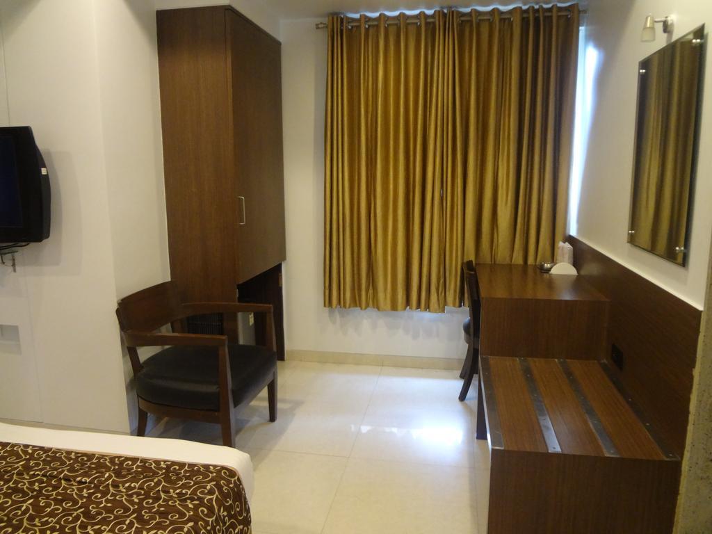 Hotel Adi Наґпур Екстер'єр фото