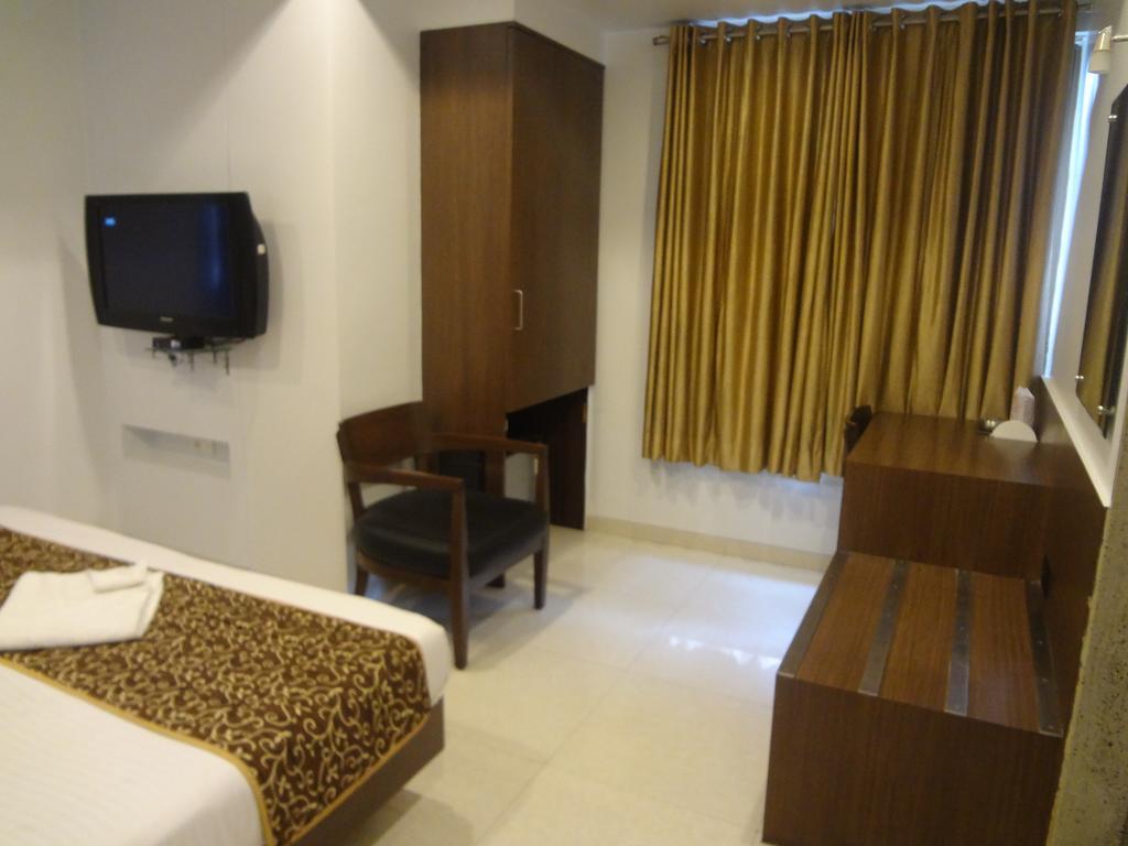 Hotel Adi Наґпур Екстер'єр фото