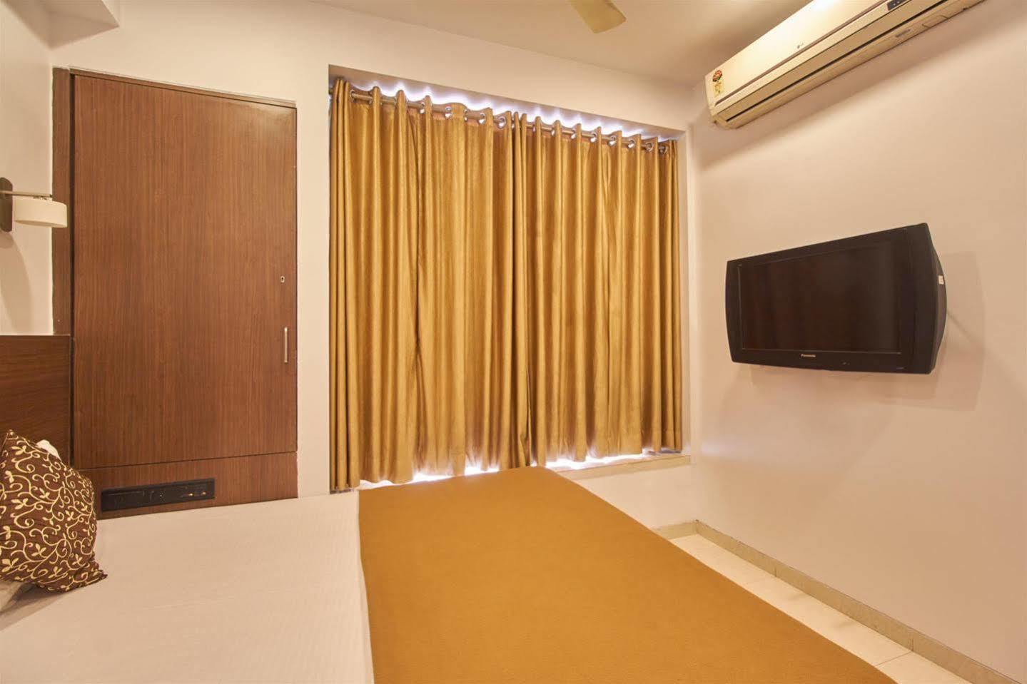 Hotel Adi Наґпур Екстер'єр фото